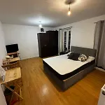 Spacious Apartment Is London Sb5