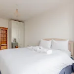Bright 2 Bed Flat With City Views Near Tower Bridge