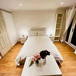 A Calm Stay Near Battersea Reach