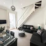 Large 3 Bed 3 Bath Apartment- Central London
