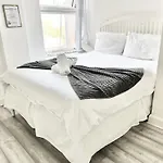 Apartament Next Westfield Mall