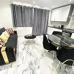The Royal Boutique Kensington Lodge By London , Sleep 11