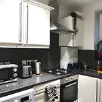 Stylish 3-Bed Apartment In Clerkenwell Within Walking Distance To Tube Stations