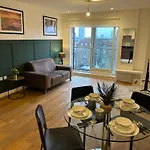 Newly Renovated & Modern 2-Br Close To Canary Wharf