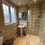 En-Suite Studio In Family House With Dog-White City, Westfield