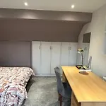 En-Suite Studio In Family House With Dog-White City, Westfield