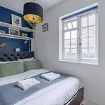 West London Flat With Balcony