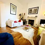 New! Stylish Central 3-Bed With Garden