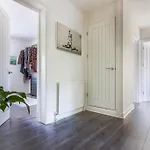 Spacious 2 Bedroom Apartment In London