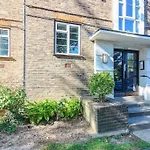 Spacious 2 Bedroom Apartment In London
