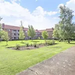 Spacious 2 Bedroom Apartment In London
