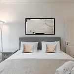 Heavenly Stays, Knightsbridge, Stylish 2-Bd Escape