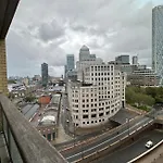 Spacious One-Bedroom Apartment In Canary Wharf
