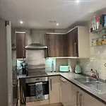 Modern & Stylish 1 Bedroom Apartment, Sleeps 4, London