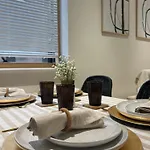 Modern & Stylish 1 Bedroom Apartment, Sleeps 4, London