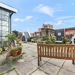 Exclusive 2-Bedroom Flat In Leicester Square