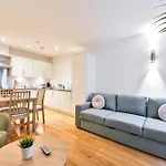Delightful Tower Bridge Apartment Sleeps 6