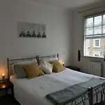 3 Bedroom Apartment In Victoria, Central London