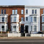 Veeve - The Fulham Palace Parkside Apartment
