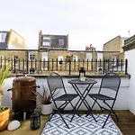 Veeve - The Fulham Palace Parkside Apartment
