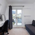 Veeve - The Fulham Palace Parkside Apartment