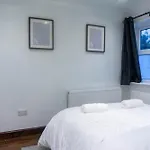 Modern, Cozy 3-Bed House In London Perfect For Families, Contractors And Groups!