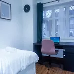 Modern, Cozy 3-Bed House In London Perfect For Families, Contractors And Groups!