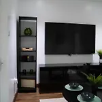 Modern, Cozy 3-Bed House In London Perfect For Families, Contractors And Groups!