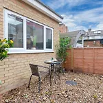 Stylish 2-Bed London Escape- Sleeps 6- Garden & Parking - 15 Mins To Central- Save 20 Percent Weekly!