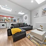 Stylish 2-Bed London Escape- Sleeps 6- Garden & Parking - 15 Mins To Central- Save 20 Percent Weekly!