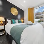 Stylish 2-Bed London Escape- Sleeps 6- Garden & Parking - 15 Mins To Central- Save 20 Percent Weekly!