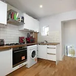Comfortable 3-Bed Flat In Vibrant Camberwell