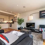 Bright & Spacious Battersea Flat