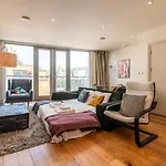 Bright & Spacious Battersea Flat