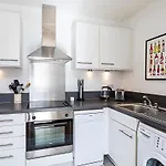 City-Close 1-Bed Apartment Near Tower Hill