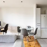 City-Close 1-Bed Apartment Near Tower Hill