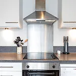 City-Close 1-Bed Apartment Near Tower Hill