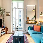 Beautiful Two Bedroom Abode Near Victoria