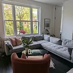Beautiful 1-Bedroom In Idyllic London Neighborhood