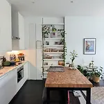 Beautiful 1-Bedroom In Idyllic London Neighborhood