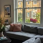 Beautiful 1-Bedroom In Idyllic London Neighborhood