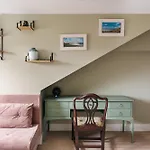 Private Comfortable Loft Apt In Superb Period Home