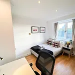 3 Bedroom Flat With Free Secured Parking In Borough Near The Shard, Bermondsey