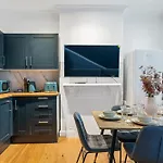 3 Bed Trendy Vibe House In Earls Court Kensington