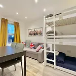 Flat B Garrat Lane