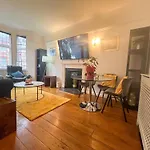Old Elegant 2-Bedroom Apartment On Marylebone High Street