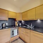 Charming Victorian 1-Bed Flat-3 Mins To Bus Stop
