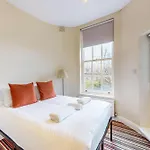 Charming Victorian 1-Bed Flat-3 Mins To Bus Stop