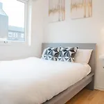 Large Cozy 4 Bedroom House In London