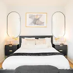 Large Cozy 4 Bedroom House In London